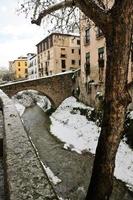 tempête de neige avec neige fondante sur les trottoirs. grenade photo