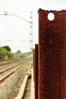 poutre de fer rouillée dans un chemin de fer. image verticale. photo