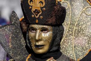 Venise, Italie, 2013 - personne non identifiée avec masque de carnaval vénitien à Venise, Italie. à 2013 il se tient du 26 janvier au 12 février. photo