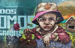 medellin, colombie, 2019 - street art de comuna 13 à medellin. Autrefois connu comme le barrio le plus dangereux de Colombie, aujourd'hui la visite des graffitis est l'une des attractions touristiques les plus populaires de Medellin. photo