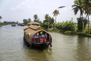 Kerala, Inde, 2015 - bateaux à marigots au Kerala. les backwaters sont un vaste réseau de 41 rivières, lacs et canaux qui coulent à l'ouest autour d'alleppey, kumarakom et punnamada. photo