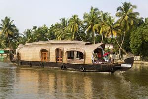 Kerala, Inde, 2015 - bateaux à marigots au Kerala. les backwaters sont un vaste réseau de 41 rivières, lacs et canaux qui coulent à l'ouest autour d'alleppey, kumarakom et punnamada. photo