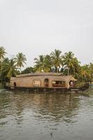 Kerala, Inde, 2015 - bateaux à marigots au Kerala. les backwaters sont un vaste réseau de 41 rivières, lacs et canaux qui coulent à l'ouest autour d'alleppey, kumarakom et punnamada. photo