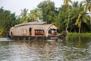 Kerala, Inde, 2015 - bateaux à marigots au Kerala. les backwaters sont un vaste réseau de 41 rivières, lacs et canaux qui coulent à l'ouest autour d'alleppey, kumarakom et punnamada. photo