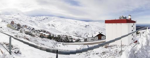 station de ski de la sierra nevada en hiver, pleine de neige. photo