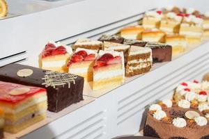 gâteaux dans la vitrine d'une boulangerie. photo