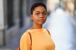 jeune femme africaine portant des vêtements décontractés en regardant la caméra. photo