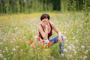 mère avec sa petite fille dans un champ de coquelicots photo