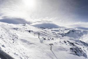 station de ski de la sierra nevada en hiver, pleine de neige. photo