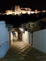 vue nocturne du célèbre palais de l'alhambra à grenade depuis le quartier d'albaicin, photo