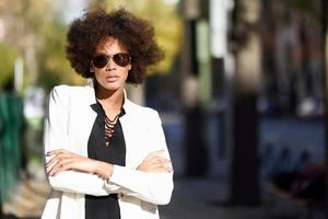 jeune femme noire avec une coiffure afro avec des lunettes de soleil aviateur photo