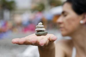 tas de gravier dans les mains de la femme avec fond de mer photo