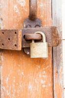 clé rouillée de la porte en bois photo