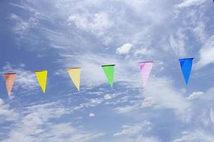 drapeaux suspendus pour être décorés lors de l'événement de célébration. photo