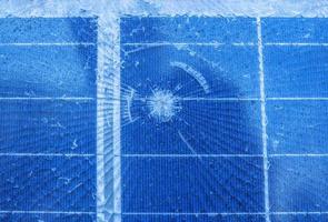 panneaux solaires cassés par la foudre en gros plan photo