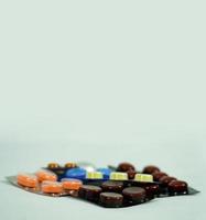 pilules de vitamines colorées, capsules et ampoules de médicaments photo
