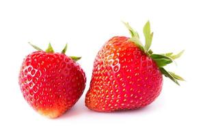 fraises fraîches sur fond blanc photo