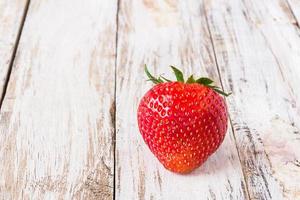 fraises fraîches sur une table en bois blanc photo