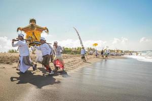 Sanur, Bali, Indonésie, 2015 - melasti est une cérémonie et un rituel de purification hindou balinais photo