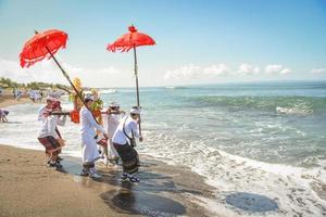 Sanur, Bali, Indonésie, 2015 - melasti est une cérémonie et un rituel de purification hindou balinais photo