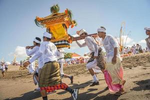 Sanur, Bali, Indonésie, 2015 - melasti est une cérémonie et un rituel de purification hindou balinais photo