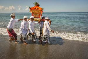 Sanur, Bali, Indonésie, 2015 - melasti est une cérémonie et un rituel de purification hindou balinais photo