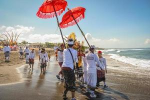 Sanur, Bali, Indonésie, 2015 - melasti est une cérémonie et un rituel de purification hindou balinais photo