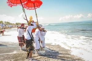 Sanur, Bali, Indonésie, 2015 - melasti est une cérémonie et un rituel de purification hindou balinais photo