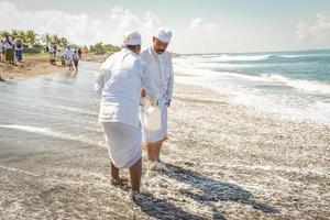 Sanur, Bali, Indonésie, 2015 - melasti est une cérémonie et un rituel de purification hindou balinais photo