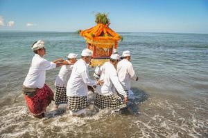 Sanur, Bali, Indonésie, 2015 - melasti est une cérémonie et un rituel de purification hindou balinais photo