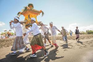 Sanur, Bali, Indonésie, 2015 - melasti est une cérémonie et un rituel de purification hindou balinais photo