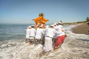 Sanur, Bali, Indonésie, 2015 - melasti est une cérémonie et un rituel de purification hindou balinais photo