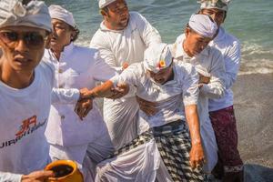 Sanur, Bali, Indonésie, 2015 - melasti est une cérémonie et un rituel de purification hindou balinais photo