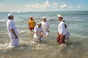 Sanur, Bali, Indonésie, 2015 - melasti est une cérémonie et un rituel de purification hindou balinais photo