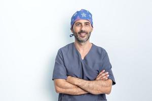 portrait d'un dentiste en uniforme debout avec les bras croisés photo