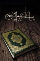 bismillah signifie au nom d'allah l'art arabe avec le livre sacré du coran des musulmans objet public de tous les musulmans. photo