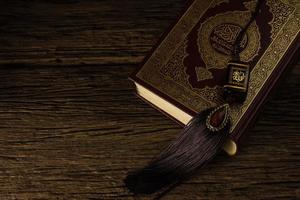allah dieu de l'islam avec coran - livre saint des musulmans objet public de tous les musulmans sur la table nature morte