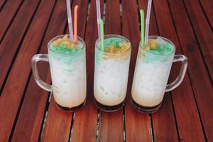 es cendol, boisson traditionnelle de java. le cendol est un dessert populaire sucré glacé qui contient des gouttelettes de gelée de farine de riz vert ressemblant à des vers, du lait de coco et du sirop de sucre de palme photo