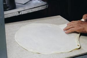 martabak telor ou omelette martabak. feuilleté poêlé salé farci d'œuf, de viande et d'épices. collations alimentaires traditionnelles d'indonésie. photo