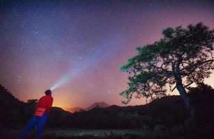 personne du monde regardant le ciel étoilé photo