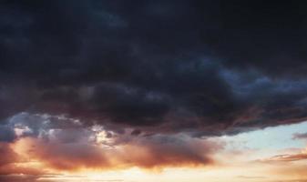 ciel coloré avec fond de soleil dans les montagnes. coucher de soleil, lever de soleil. photo