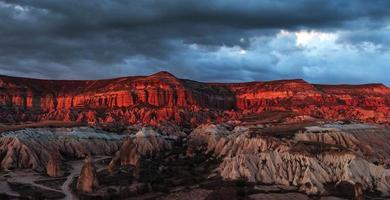 panorama de formations géologiques uniques en cappadoce, turquie. photo