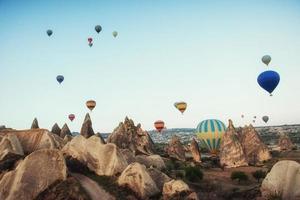 Montgolfière survolant le paysage rocheux de la Cappadoce en Turquie. photo