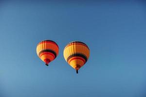groupe de montgolfières colorées contre un ciel bleu photo