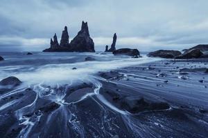 les orteils du rock troll. falaises de reynisdrangar. plage de sable noir photo