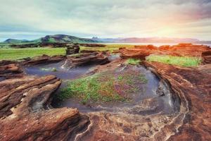 roches volcaniques en islande. coucher de soleil. photo