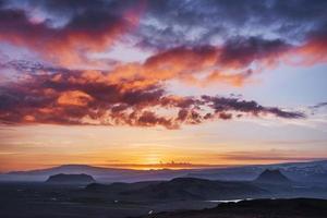 ciel orange sur les montagnes. Islande photo