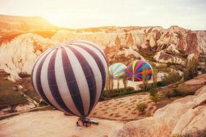 montgolfières colorées survolant la vallée rouge en cappadoce, photo