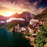 vue fantastique sur la ville entre les montagnes. hallstatt autriche photo