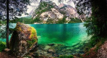 lac entre montagnes photo